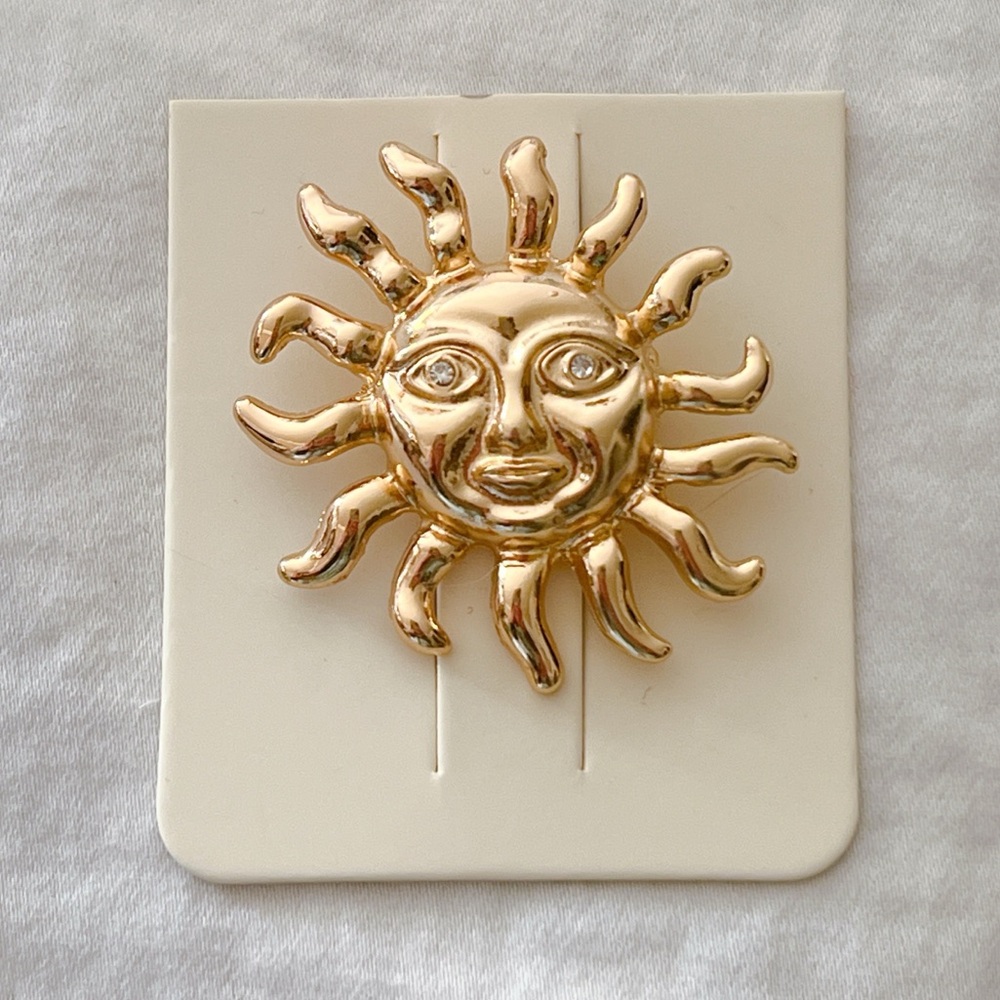 Sun 🌞 gold plated brooch 1.5” wide crystal eyes 👀